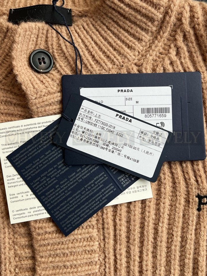 【 ZP 】Prada 가디건 (매장가 402만원)
