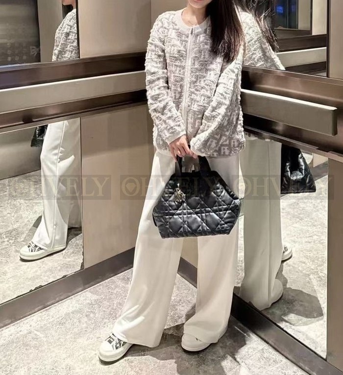 【 ZP 】DIOR 집업 스웨터 (매장가 420만원)