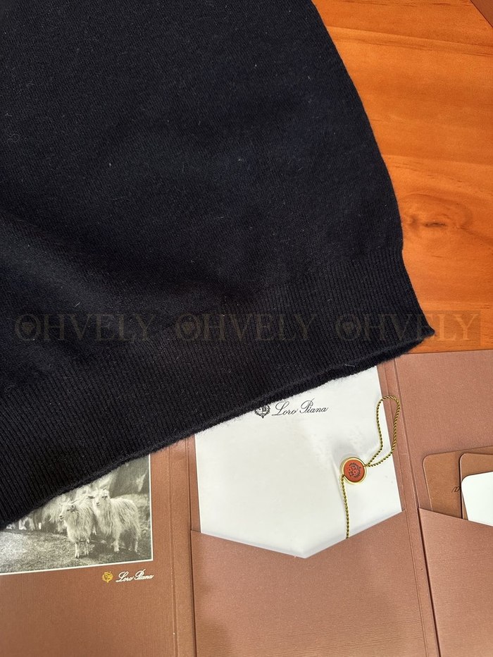 【 ZP 】LoroPiana 라운드 니트 (매장가 274만원)