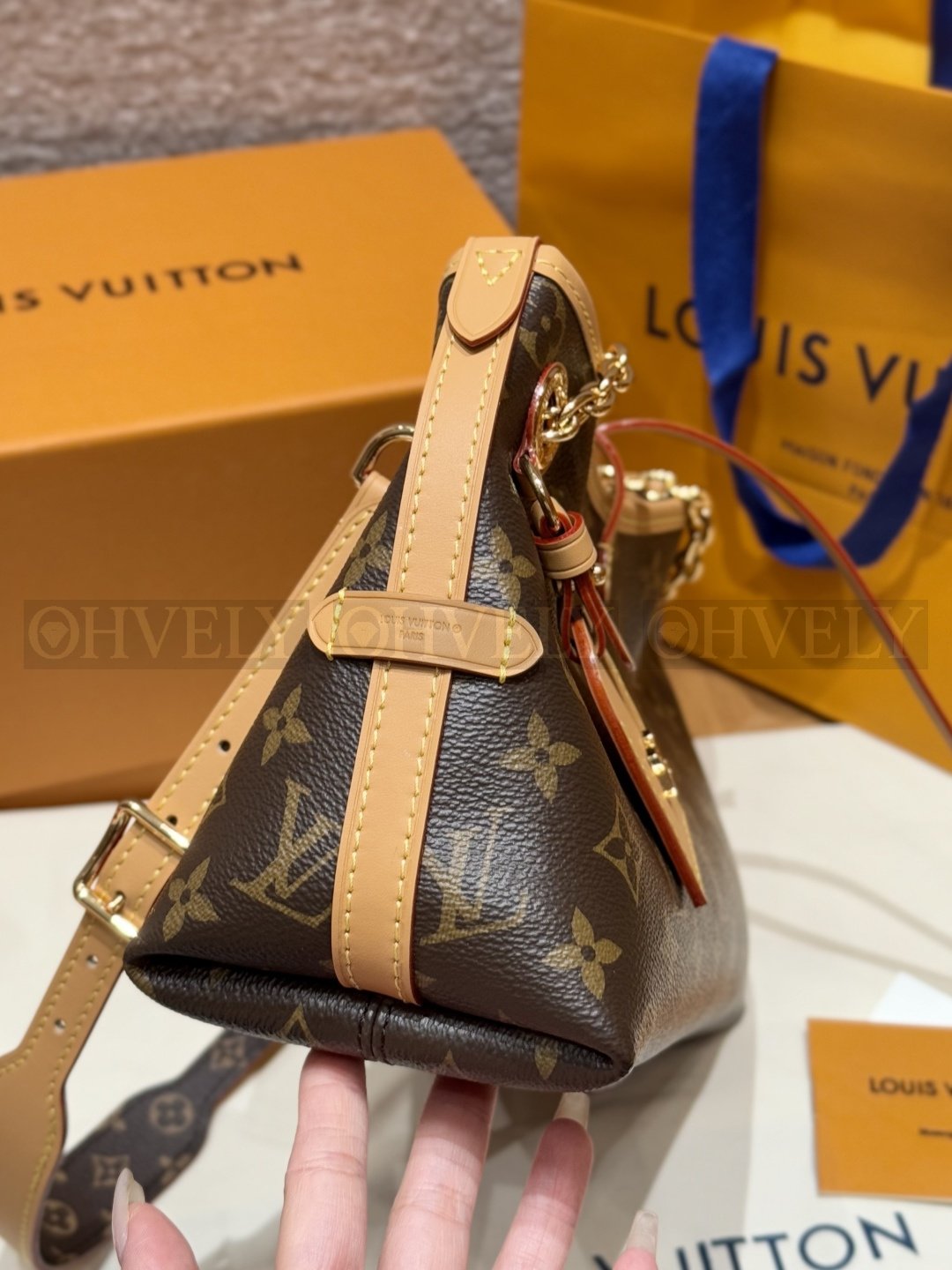 루이비통 캐리올 바이브BB 숄더백